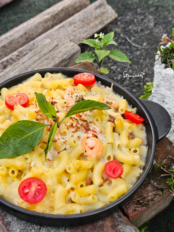 微醺的肌肉男咬勁|用 Howmama 罐頭變出一桌法式私廚料理! - 第19張圖 奶白醬焗烤鮪魚彎管麵配九層塔裝飾