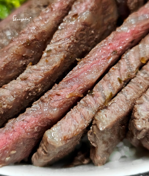 澳洲 M8-9 和牛牛排飯-肉汁特寫-粉嫩的剖面