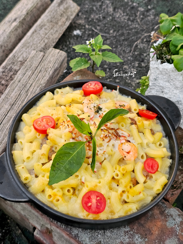 微醺的肌肉男咬勁|用 Howmama 罐頭變出一桌法式私廚料理! - 第20張圖 奶白醬焗烤鮪魚彎管麵配九層塔裝飾-整體