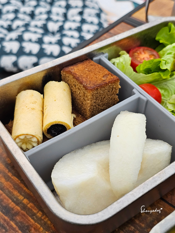 切片韓國梨放入野餐餐盒，果肉細緻多汁特寫