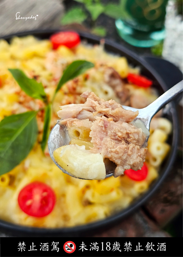 微醺的肌肉男咬勁|用 Howmama 罐頭變出一桌法式私廚料理! - 第23張圖 焗烤鮪魚彎管麵斷層,底部鋪滿黃鰭鮪魚塊