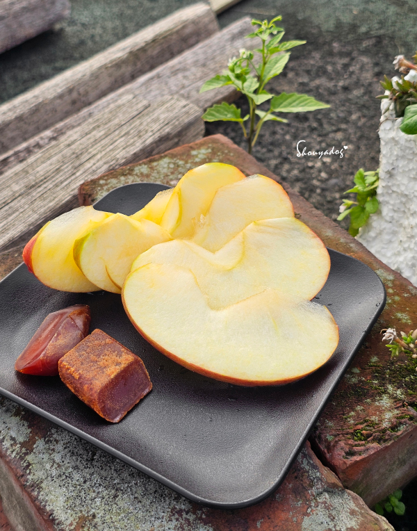 富士蘋果切片搭配烏魚子年味拼盤