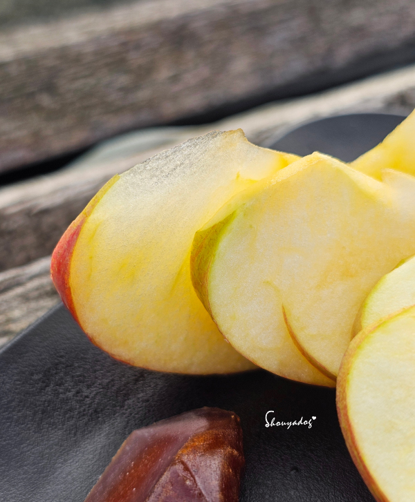 富士蘋果切片搭配烏魚子年味拼盤-特寫-輕薄剔透