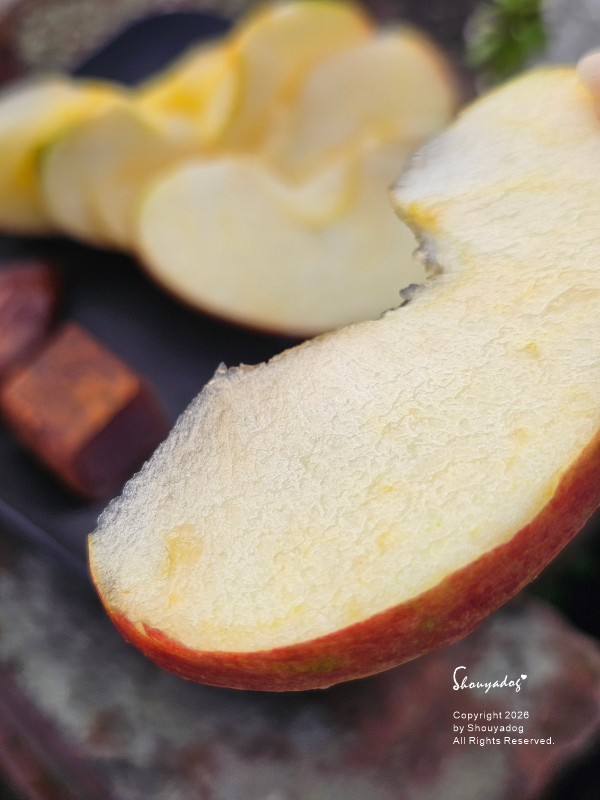 富士蘋果切片搭配烏魚子年味拼盤-特寫-多汁