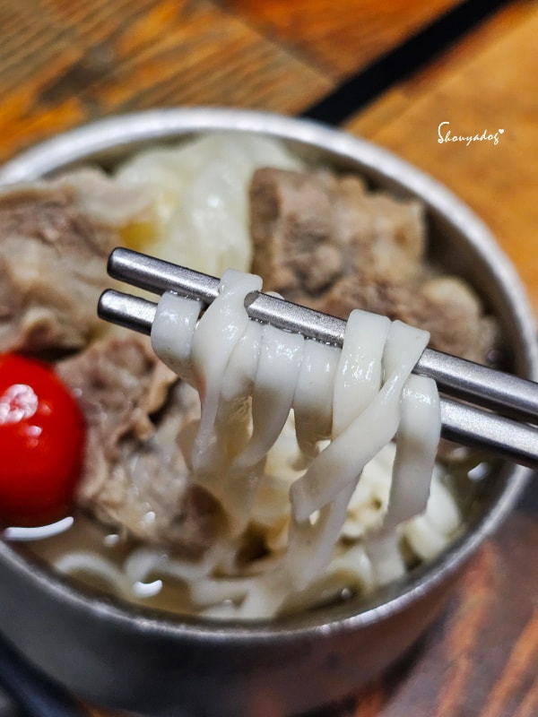 闔樂泰的露營野餐輕盈質感生活|GOLD LIFE 鈦境無毒食安可微波純鈦保鮮盒 - 第10張圖 鈦境純鈦雙層防燙碗裝著牛肉麵-牛來速Niulaisu