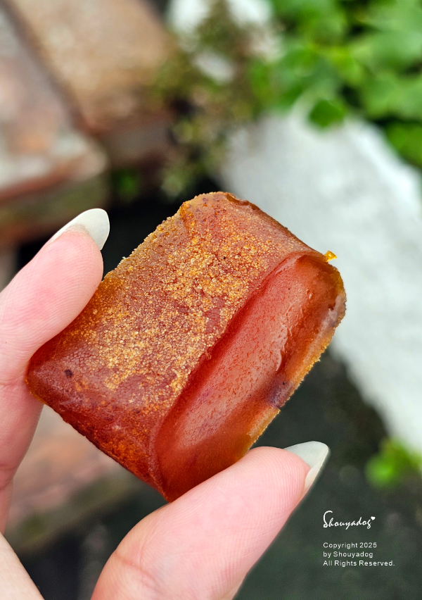 野生烏魚子近拍：晶瑩剔透的橘紅潤澤，帶有精品般的琥珀色調