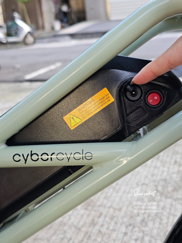 CyberCycle Antelope 小羚羊 多功能親子電輔車|小個子也能輕鬆駕馭的雲朵坐騎 - 第21張圖 小羚羊電輔車電池拆卸-可攜式鋰電池充電-公寓族首選-充電孔