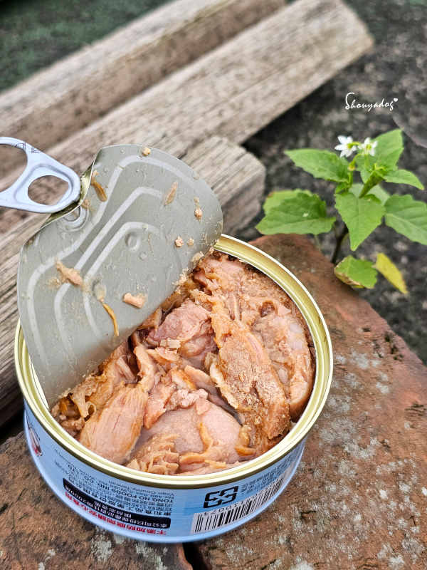 微醺的肌肉男咬勁|用 Howmama 罐頭變出一桌法式私廚料理! - 第4張圖 Howmama 無添加水煮鮪魚片-特寫