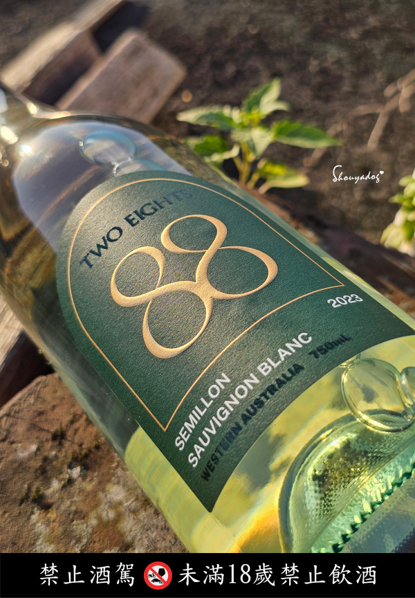 酒精濃度落在12%，約攝氏 8°C 左右的冰鎮後飲用最美好-白酒