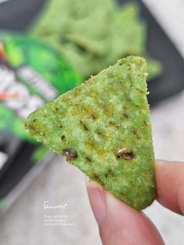 多力多滋香菜口味迷你脆，綠色香菜粉末存在感強