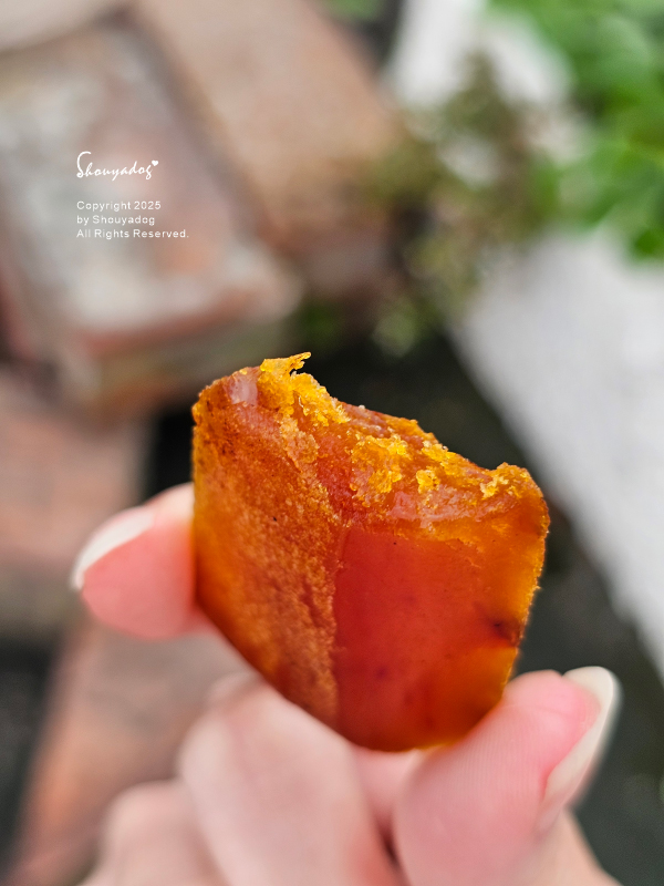 吃起來是溫和的鹹香-有點像蜜地瓜的扎實與黏牙