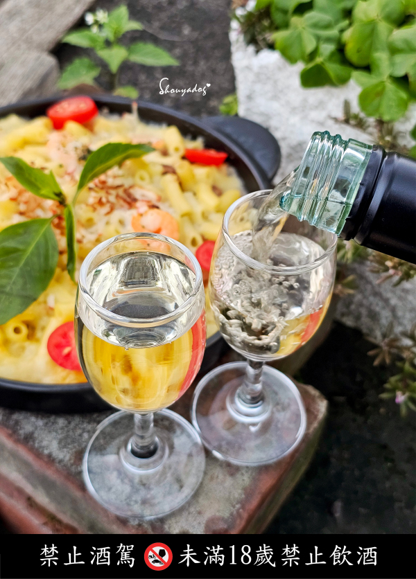 小年輕的波光粼粼-88經典聖美倫白蘇維翁白葡萄酒-倒酒