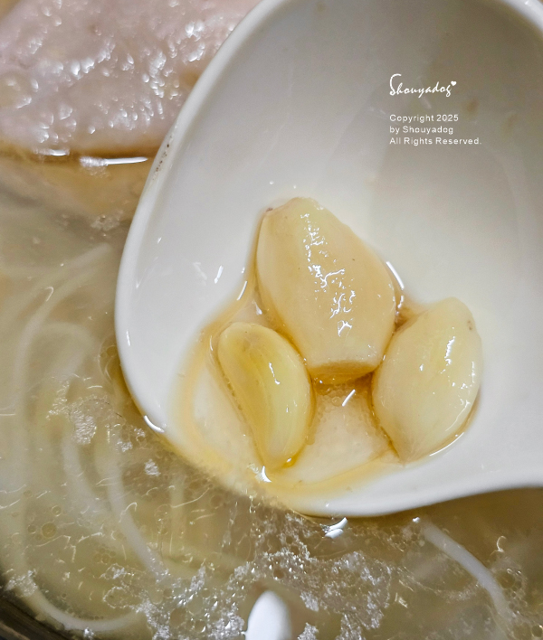 使用鹽焗方式料理的蒜頭雞-雞腿吃起來更入味-蒜頭也更加軟爛