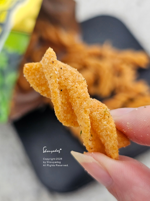 可樂果香菜貢丸湯口味，胡椒與香菜尾韻的涮嘴餅乾