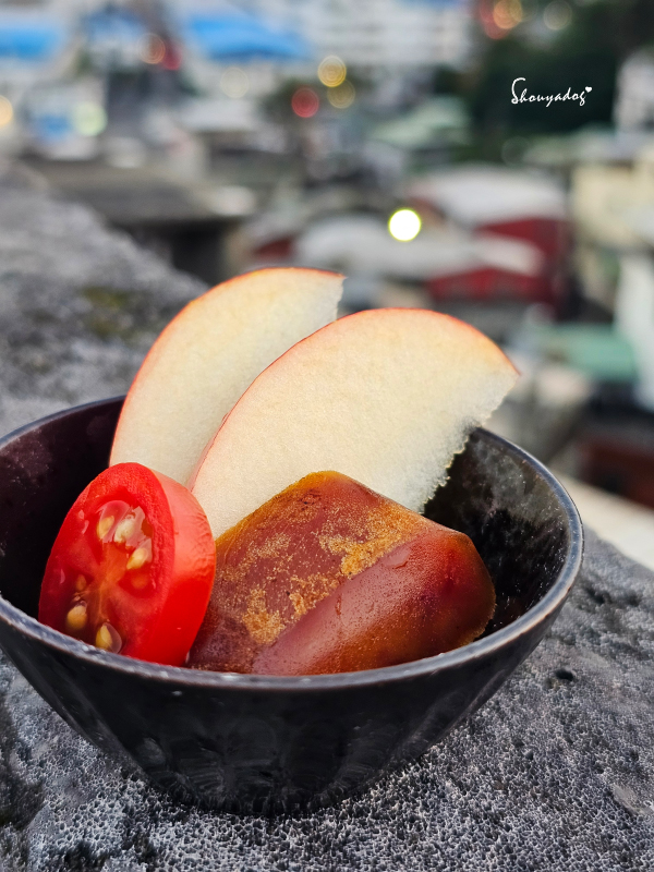 烏魚子與蘋果片的冷盤料理-finger foods