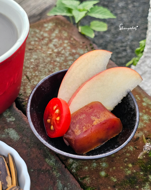 烏魚子與蘋果片的前菜小碟