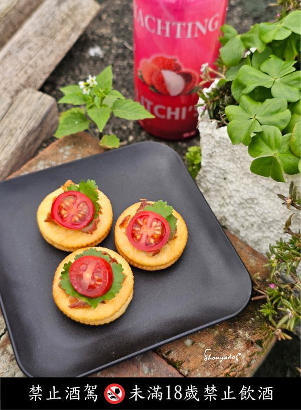 微醺的肌肉男咬勁|用 Howmama 罐頭變出一桌法式私廚料理! - 第9張圖 利口酒沾小番茄搭配鮪魚餅乾拼盤