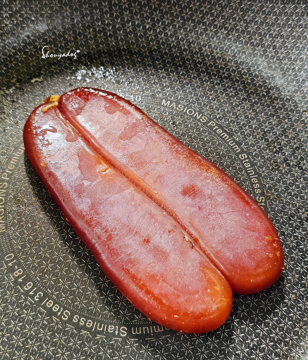 乾煎烏魚子過程：下鍋三到五分鐘，香氣十足的大氣年菜前菜