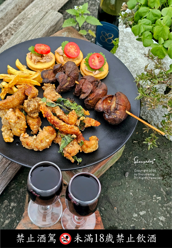 微醺的肌肉男咬勁|用 Howmama 罐頭變出一桌法式私廚料理! - 第10張圖 利口酒沾小番茄搭配鮪魚餅乾拼盤-搭配紅酒