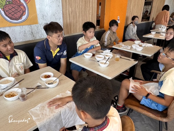 樂點牛排合作-台南喜樹國小的低收入戶學童共享牛排餐-阿誠老闆-小朋友