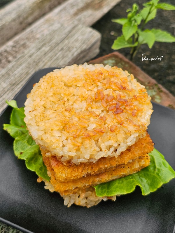 米餅與炸魚排手作米漢堡-冷凍食材供應商-一站式餐飲補給-可口鍋巴