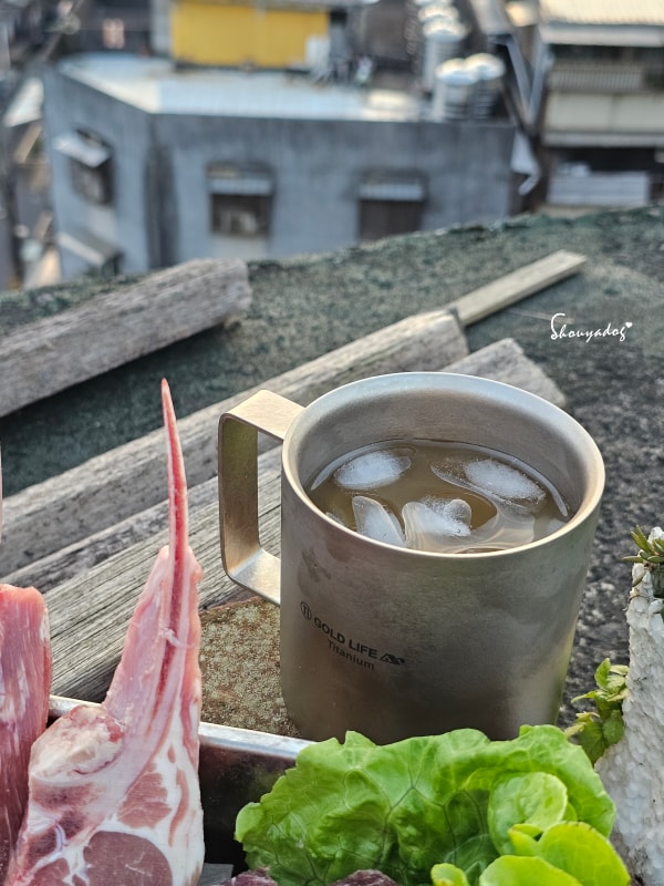 闔樂泰的露營野餐輕盈質感生活|GOLD LIFE 鈦境無毒食安可微波純鈦保鮮盒 - 第7張圖 鈦境純鈦雙層防燙杯-有蓋子的設計讓人戶外飲用更安心