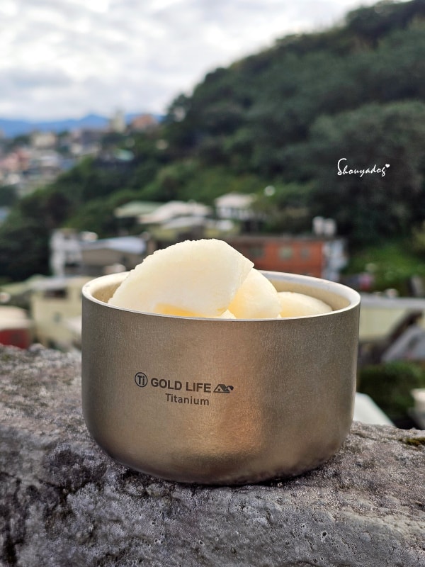 闔樂泰的露營野餐輕盈質感生活|GOLD LIFE 鈦境無毒食安可微波純鈦保鮮盒 - 第13張圖 雙層設計有保溫的功能,裝著冰過的梨子更好吃