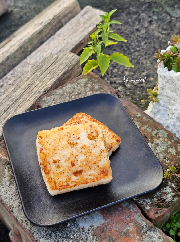 宅配港點推薦|凍了點心:蜜汁叉燒包、港式蘿蔔糕、鮮蝦餃皇的隱藏版蒸法,在家也能港式飲茶 - 第11張圖 港式蘿蔔糕:外酥內細綿的銷魂斷面,像小嬰兒在床上滾動般的軟嫩口感