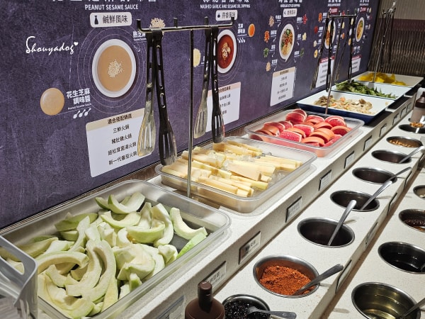 台北食記|海底撈火鍋信義微風南山店:傳承台灣一號店精神!三月兩老慶生大禮包、川劇變臉、會跳動的蛙?初體驗驚喜全紀錄 - 第11張圖 海底撈信義微風南山店-門市外觀-台北捷運市政府站美食-一號店傳承-水果區