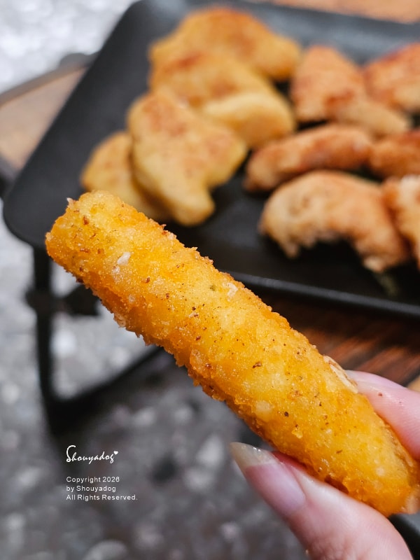 紅龍雞塊開箱|比麥當勞還好吃的居家宵夜!塔香鹹酥雞、爆爆起司條、台式無骨炸酥肉實測,Friday Night 的放縱食光 - 第13張圖 起司控必尖叫!爆爆起司條的拉絲魅力,酥脆鹹香一條接一條