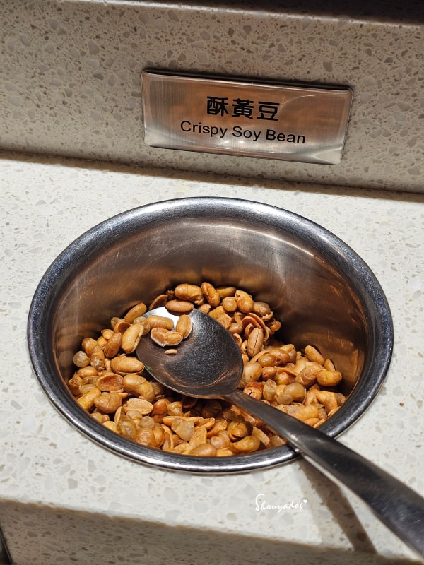 台北食記|海底撈火鍋信義微風南山店:傳承台灣一號店精神!三月兩老慶生大禮包、川劇變臉、會跳動的蛙?初體驗驚喜全紀錄 - 第12張圖 海底撈信義微風南山店-門市外觀-台北捷運市政府站美食-一號店傳承-酥黃豆