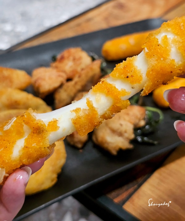 紅龍雞塊開箱|比麥當勞還好吃的居家宵夜!塔香鹹酥雞、爆爆起司條、台式無骨炸酥肉實測,Friday Night 的放縱食光 - 第14張圖 紅龍爆爆起司條-拉絲起司棒-宵夜點心推薦