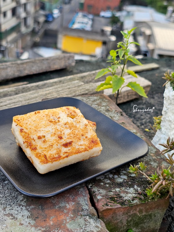 宅配港點推薦|凍了點心:蜜汁叉燒包、港式蘿蔔糕、鮮蝦餃皇的隱藏版蒸法,在家也能港式飲茶 - 第13張圖 港式蘿蔔糕推薦-凍了點心-外酥內軟口感-疊在一起