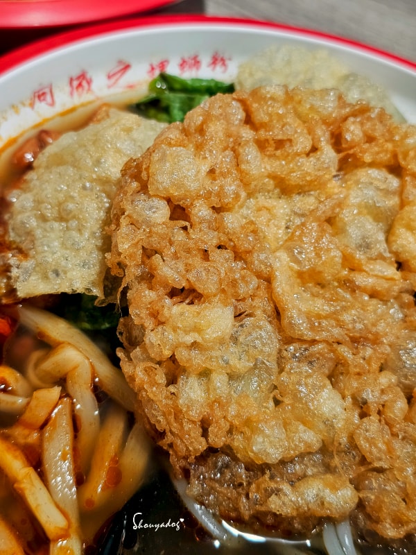 基隆周成之螺螄粉-黃金炸蛋-酸辣湯汁飽滿-特寫