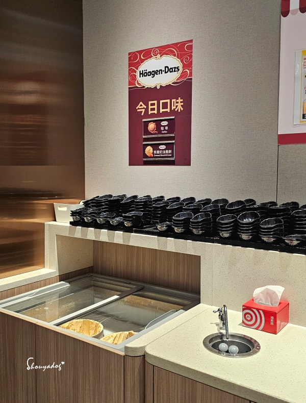 台北食記|海底撈火鍋信義微風南山店:傳承台灣一號店精神!三月兩老慶生大禮包、川劇變臉、會跳動的蛙?初體驗驚喜全紀錄 - 第13張圖 海底撈信義微風南山店-門市外觀-台北捷運市政府站美食-一號店傳承-冰淇淋區