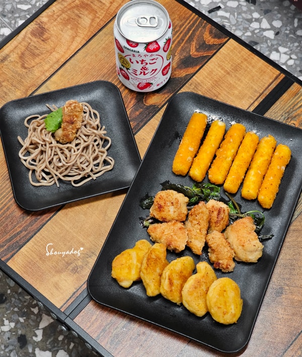 紅龍雞塊開箱|比麥當勞還好吃的居家宵夜!塔香鹹酥雞、爆爆起司條、台式無骨炸酥肉實測,Friday Night 的放縱食光 - 第5張圖 紅龍炸物評價-PTT推薦-雞塊鹹酥雞起司條拼盤-一桌合照