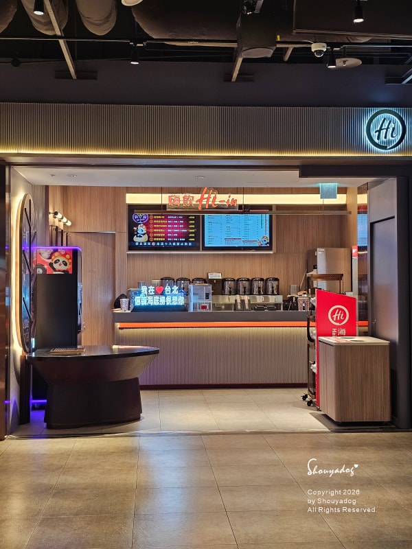 台北食記|海底撈火鍋信義微風南山店:傳承台灣一號店精神!三月兩老慶生大禮包、川劇變臉、會跳動的蛙?初體驗驚喜全紀錄 - 第3張圖 海底撈信義微風南山店-門市外觀-台北捷運市政府站美食-手搖飲