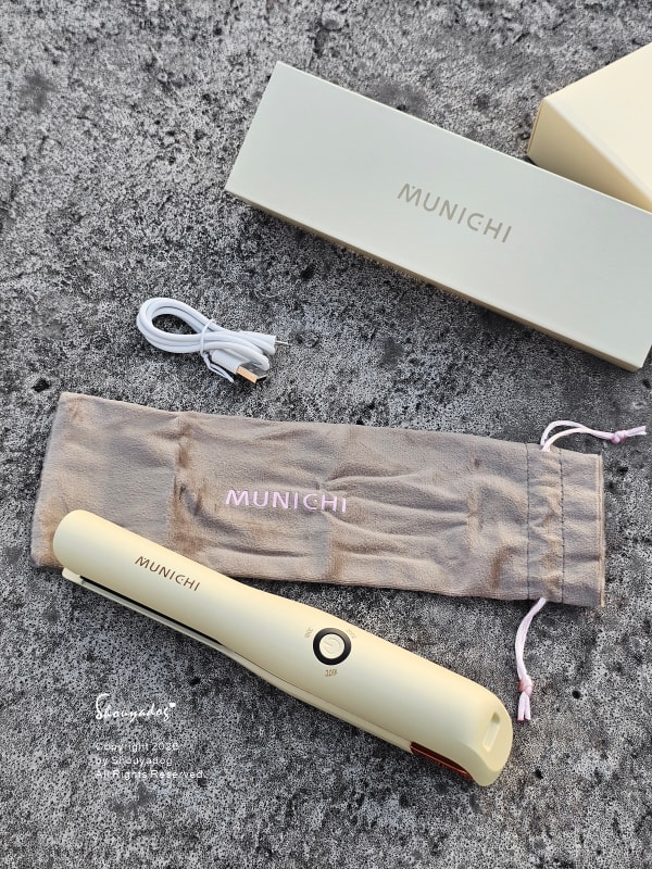 MUNICHI 沐尼黑美髮器評價|無線溫控離子夾與負離子蛋捲夾實測:出國旅遊必備,手殘也能夾出的慵懶水波紋! - 第3張圖 無線操作不受限:MUNICHI沐尼黑無線溫控離子夾,240g輕巧隨身帶