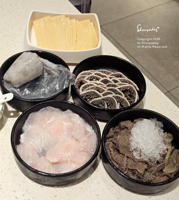 台北食記|海底撈火鍋信義微風南山店:傳承台灣一號店精神!三月兩老慶生大禮包、川劇變臉、會跳動的蛙?初體驗驚喜全紀錄 - 第22張圖 海底撈湯底推薦-一桌菜