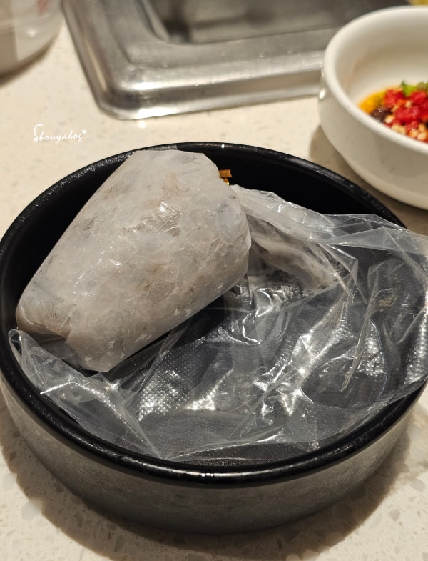 台北食記|海底撈火鍋信義微風南山店:傳承台灣一號店精神!三月兩老慶生大禮包、川劇變臉、會跳動的蛙?初體驗驚喜全紀錄 - 第23張圖 海底撈湯底推薦-招牌蝦滑