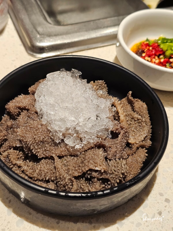 台北食記|海底撈火鍋信義微風南山店:傳承台灣一號店精神!三月兩老慶生大禮包、川劇變臉、會跳動的蛙?初體驗驚喜全紀錄 - 第24張圖 脆彈十足的魅力:撈派毛肚與千層毛肚,每一口都是沾滿麻辣得過癮