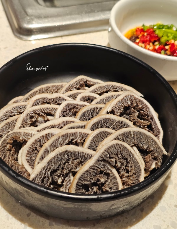 台北食記|海底撈火鍋信義微風南山店:傳承台灣一號店精神!三月兩老慶生大禮包、川劇變臉、會跳動的蛙?初體驗驚喜全紀錄 - 第25張圖 海底撈湯底推薦-千層毛肚
