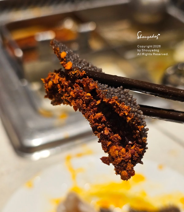 台北食記|海底撈火鍋信義微風南山店:傳承台灣一號店精神!三月兩老慶生大禮包、川劇變臉、會跳動的蛙?初體驗驚喜全紀錄 - 第28張圖 海底撈湯底推薦-千層毛肚-毛肚-沾醬