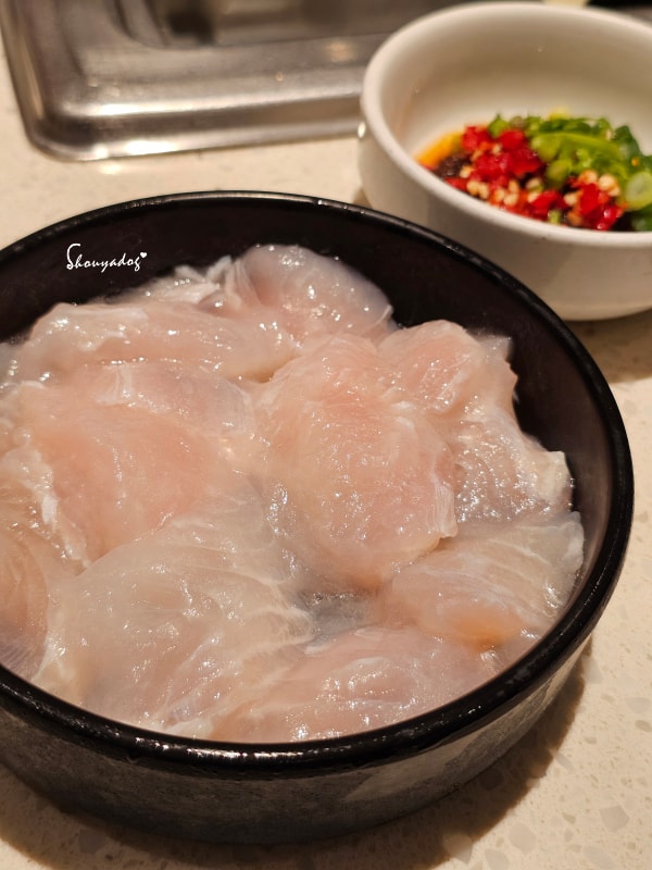 台北食記|海底撈火鍋信義微風南山店:傳承台灣一號店精神!三月兩老慶生大禮包、川劇變臉、會跳動的蛙?初體驗驚喜全紀錄 - 第29張圖 海底撈湯底推薦-撈派巴沙魚