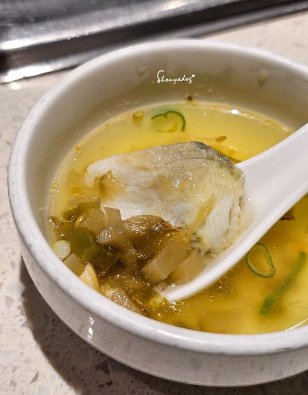 台北食記|海底撈火鍋信義微風南山店:傳承台灣一號店精神!三月兩老慶生大禮包、川劇變臉、會跳動的蛙?初體驗驚喜全紀錄 - 第19張圖 海底撈湯底推薦-酸菜魚火鍋-魚肉鮮嫩口感-裝碗裡