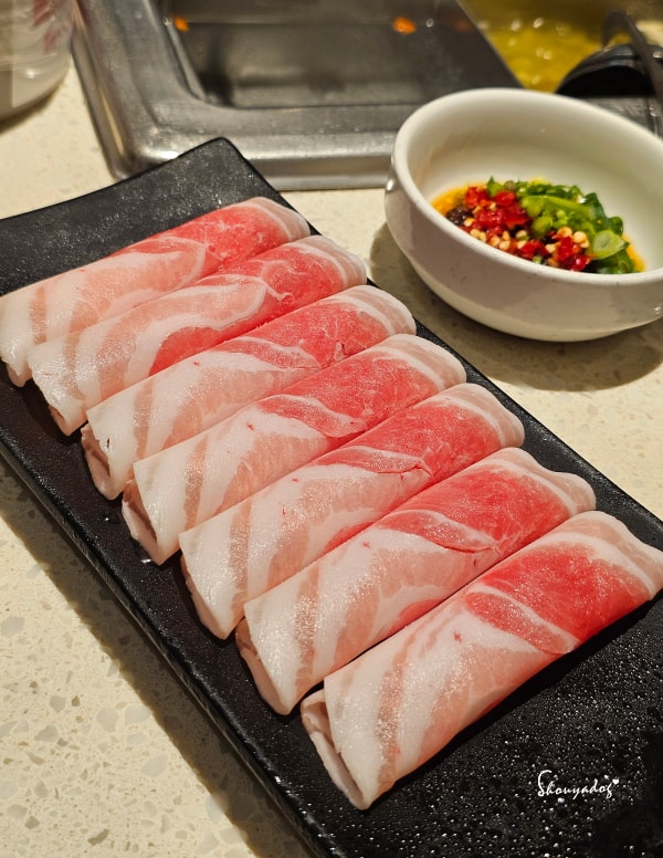 台北食記|海底撈火鍋信義微風南山店:傳承台灣一號店精神!三月兩老慶生大禮包、川劇變臉、會跳動的蛙?初體驗驚喜全紀錄 - 第39張圖 海底撈湯底推薦-五花豬肉