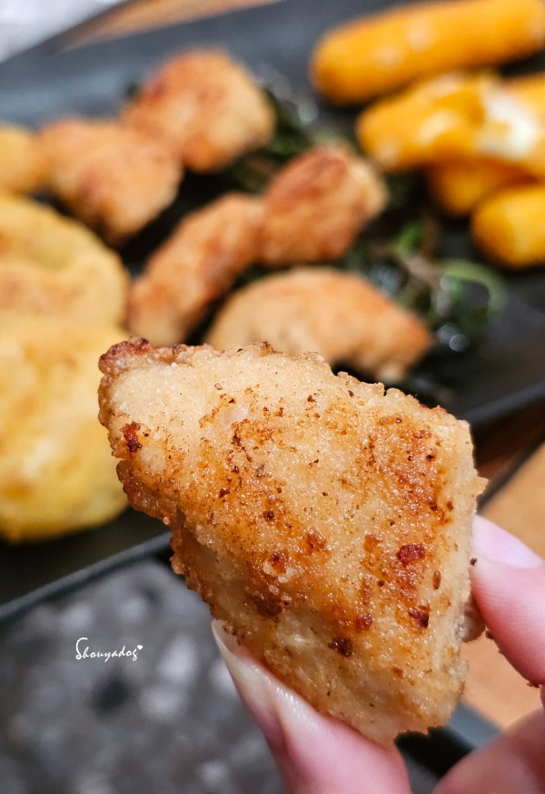 紅龍雞塊開箱|比麥當勞還好吃的居家宵夜!塔香鹹酥雞、爆爆起司條、台式無骨炸酥肉實測,Friday Night 的放縱食光 - 第6張圖 紅龍雞塊與塔香鹹酥雞:紮實肉感不空虛,居家氣炸鍋料理首選