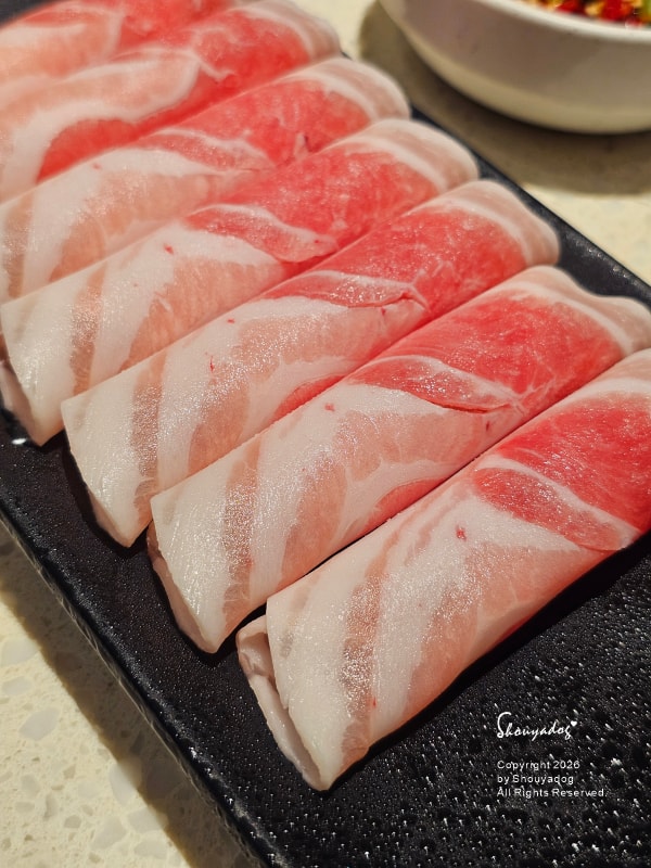 台北食記|海底撈火鍋信義微風南山店:傳承台灣一號店精神!三月兩老慶生大禮包、川劇變臉、會跳動的蛙?初體驗驚喜全紀錄 - 第40張圖 海底撈湯底推薦-五花豬肉-特寫