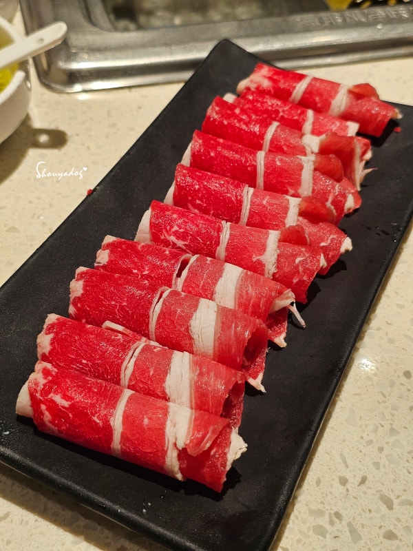 台北食記|海底撈火鍋信義微風南山店:傳承台灣一號店精神!三月兩老慶生大禮包、川劇變臉、會跳動的蛙?初體驗驚喜全紀錄 - 第41張圖 海底撈湯底推薦-美國特選肥牛