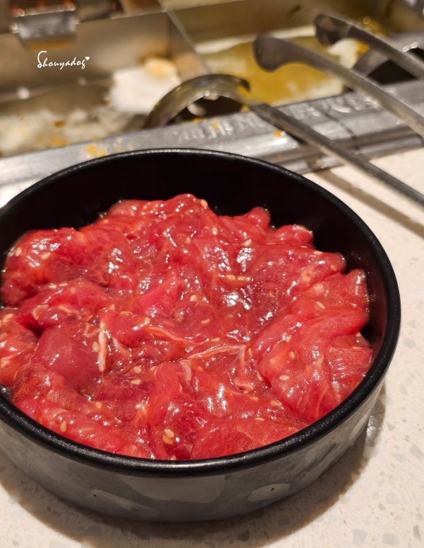 台北食記|海底撈火鍋信義微風南山店:傳承台灣一號店精神!三月兩老慶生大禮包、川劇變臉、會跳動的蛙?初體驗驚喜全紀錄 - 第43張圖 海底撈湯底推薦-撈派滑牛肉